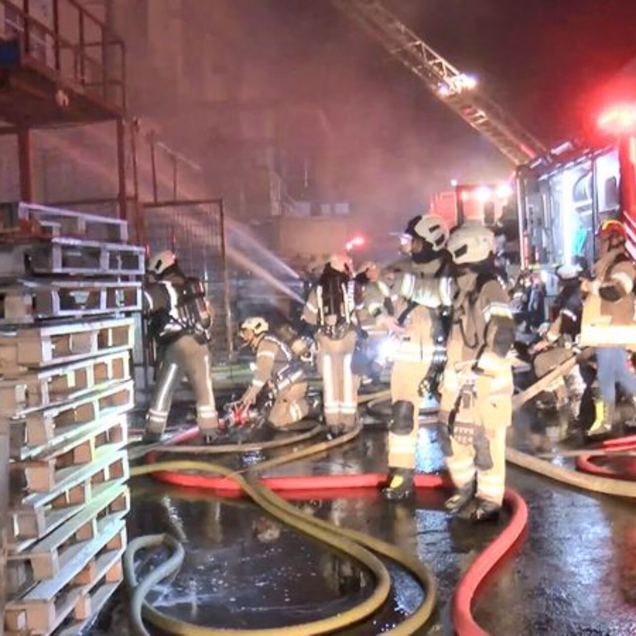 Plastik malzeme deposunda yangın çıktı