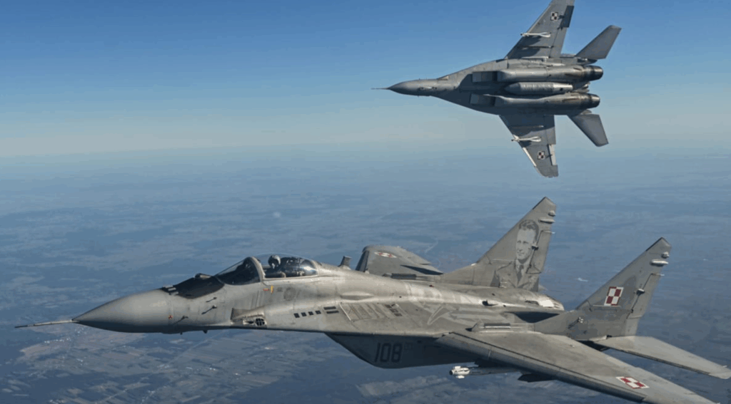 Polonya’da ordu harekete geçti: Jetler alçaktan uçtu, havalimanları kapatıldı