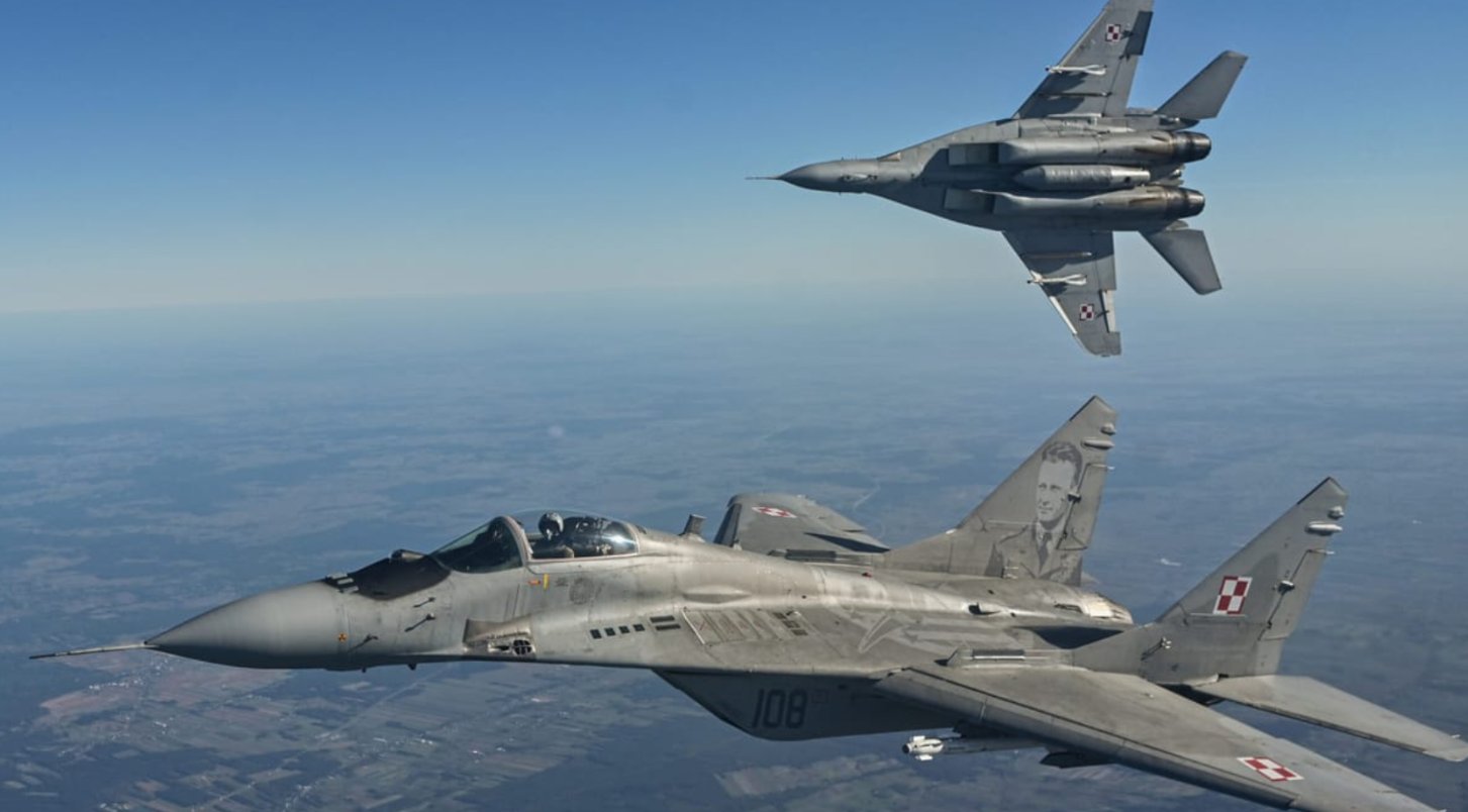 Polonya’da ordu harekete geçti: Jetler alçaktan uçtu, havalimanları kapatıldı