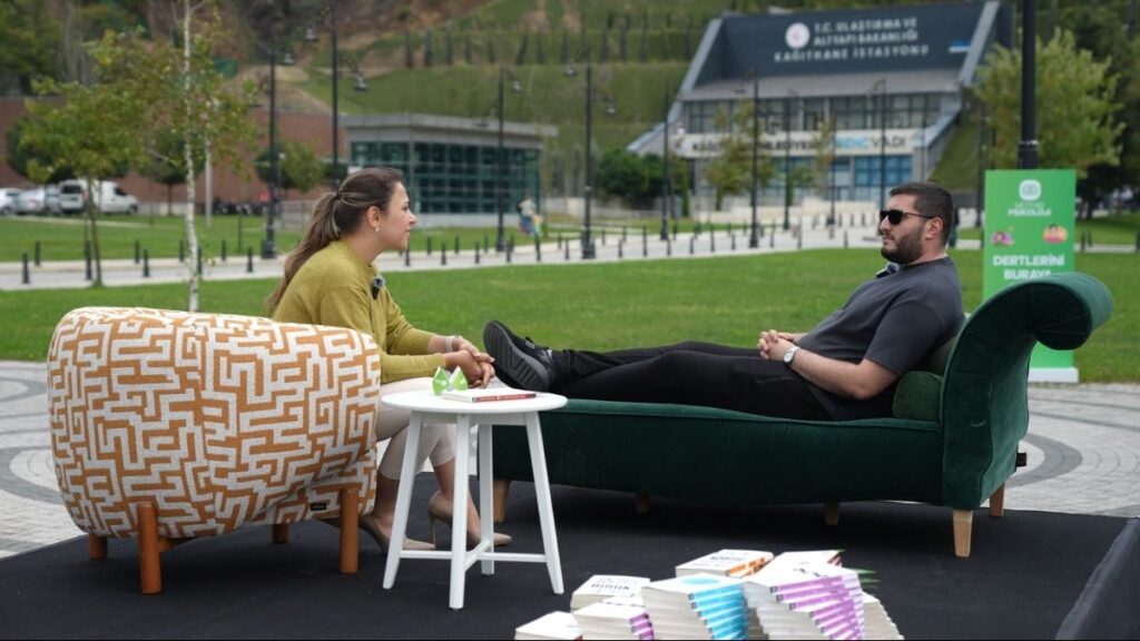 Ruh sağlığı için meydanda terapi koltuğu kuruldu