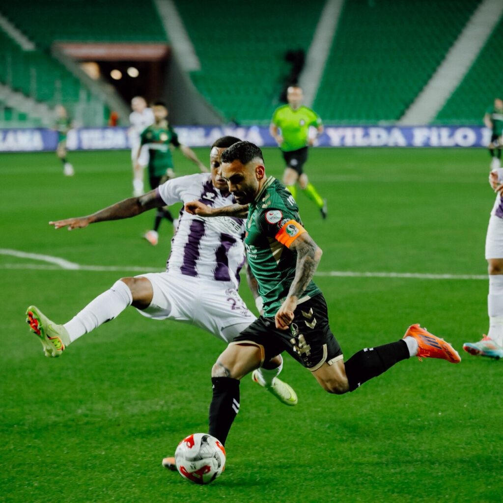 Sakaryaspor tek attı üç aldı!