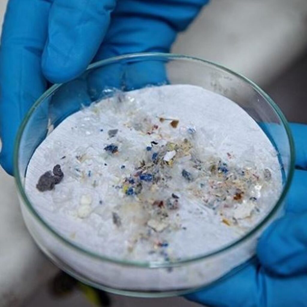 Şişeden mikroplastik alarmı