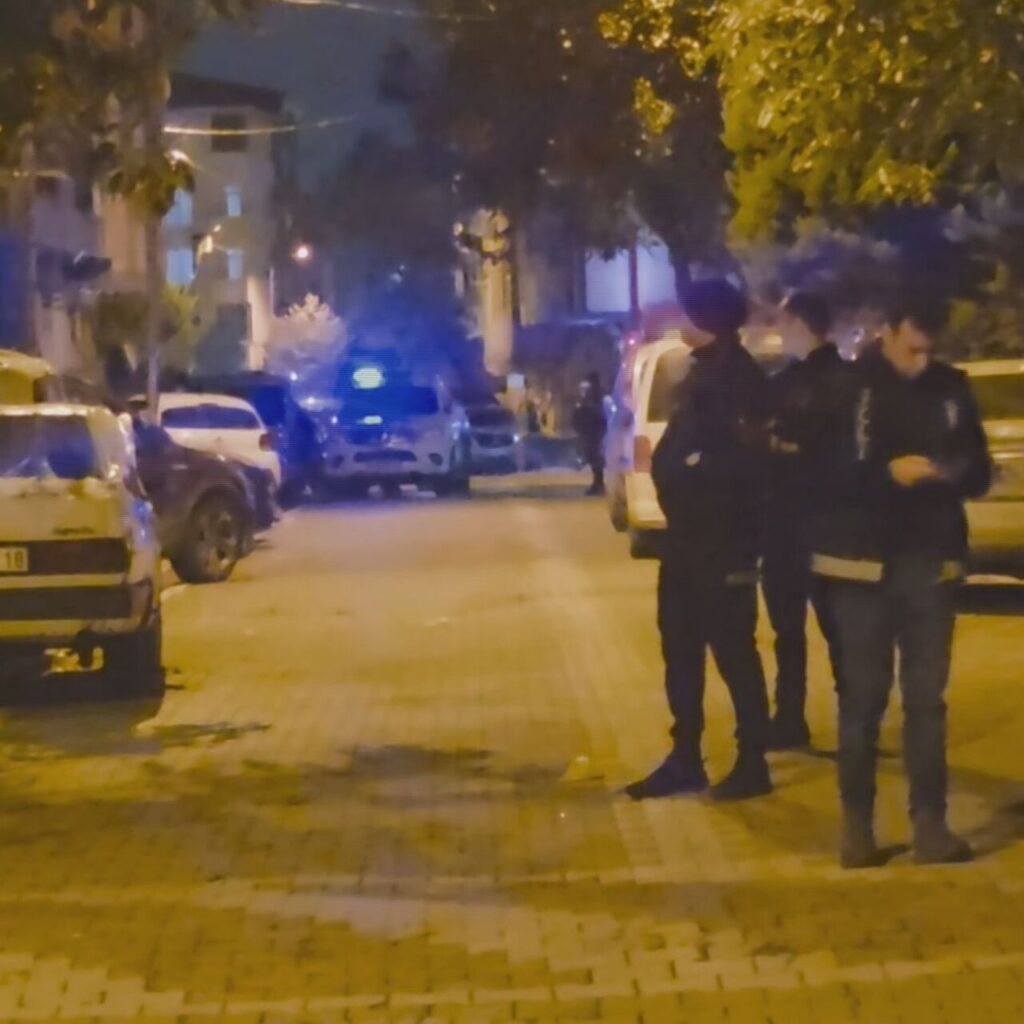 Sokakta yürürken kurşunların hedefi oldular!