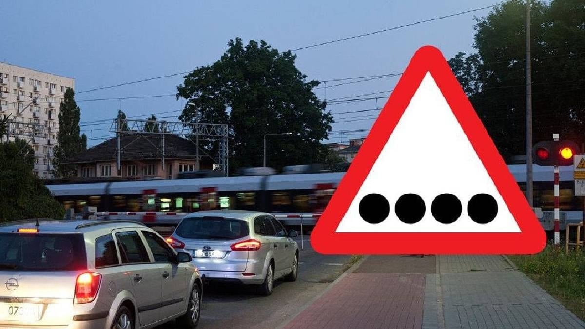 Trafikte görünen dört siyah nokta tabela büyük merak uyandırdı: İşte anlamı