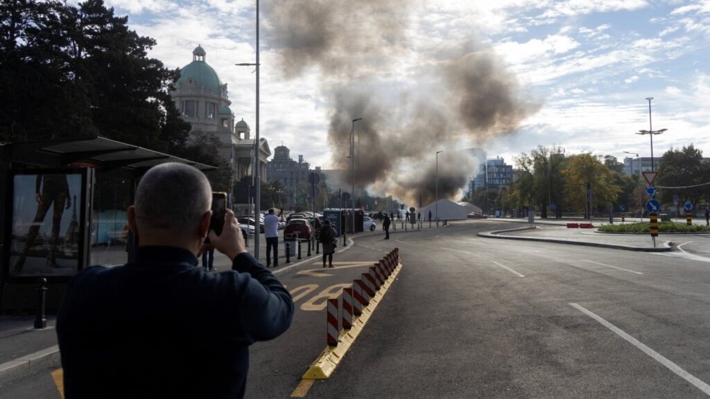 Ülkenin Parlamento binası önünde silahlar patladı, eline geçeni ateşe verdi