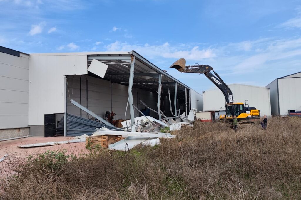 Ürünlü’de iki kaçak yapı yıkıldı