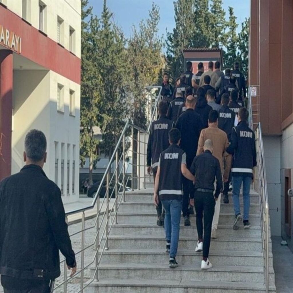 Yalova Göç İdaresi Müdürü ile 8 şüpheli adliyede