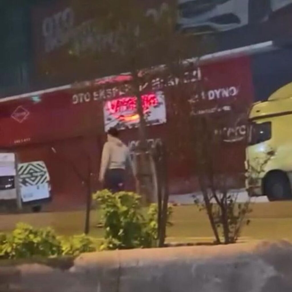 Yolu kesti, uyaranları bıçakla tehdit etti!