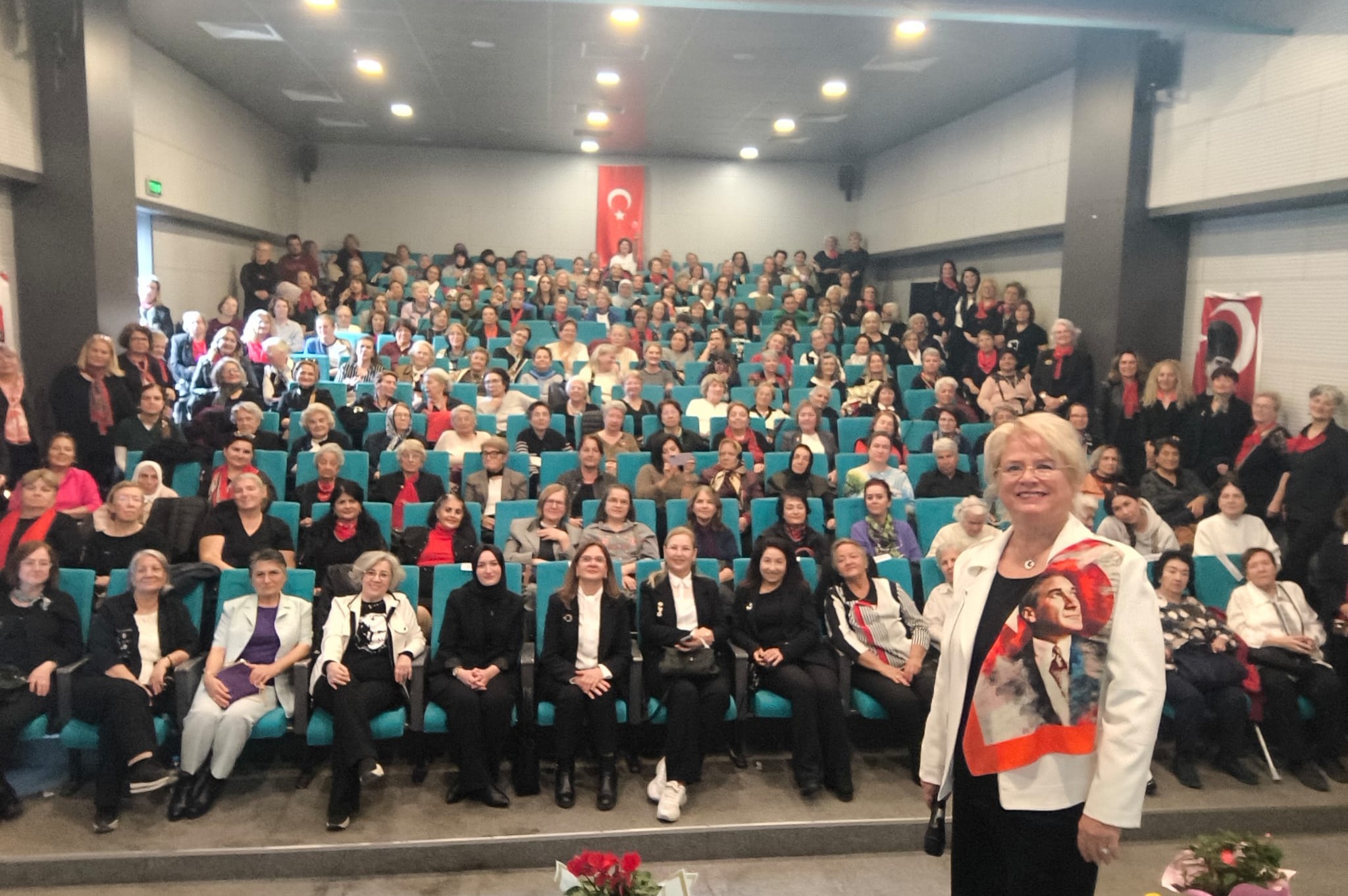 Kadınlar, Atatürk’ü sevdiği şarkılarla andı