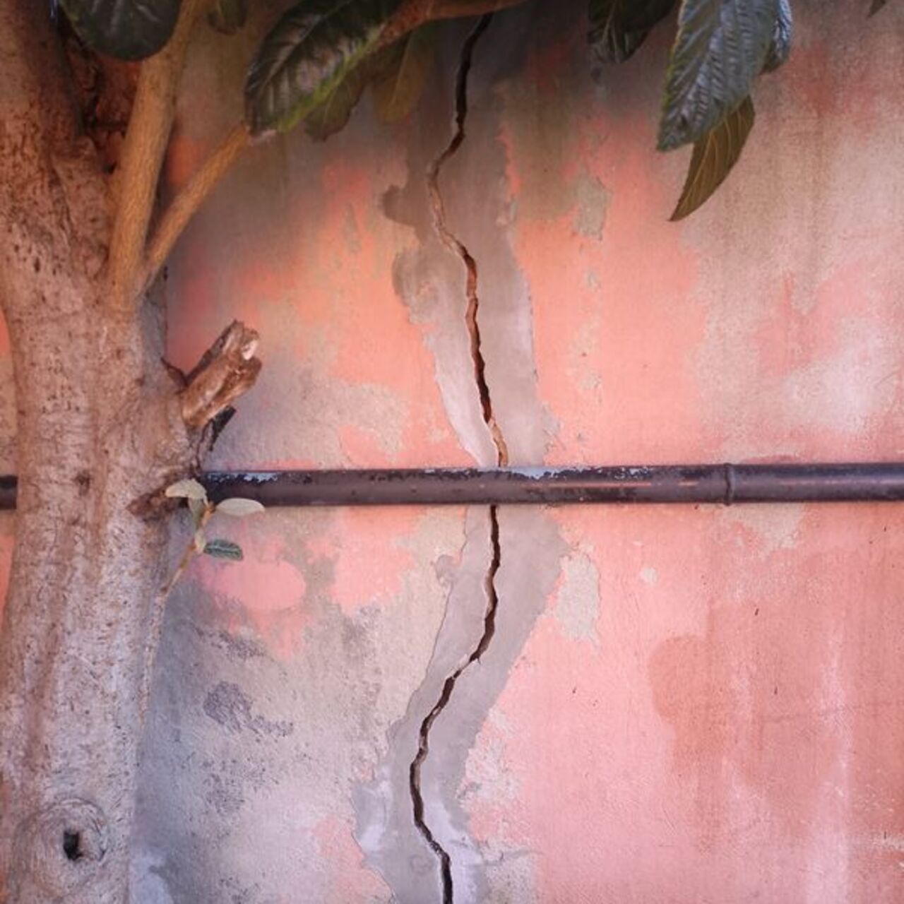 2 binanın duvarlarında çatlak oluştu