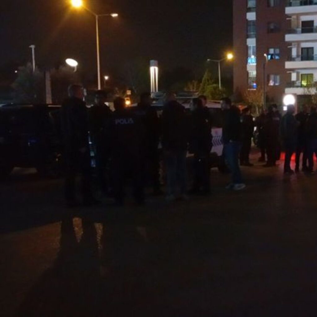 AVM’de bekçilere silah gösterdi