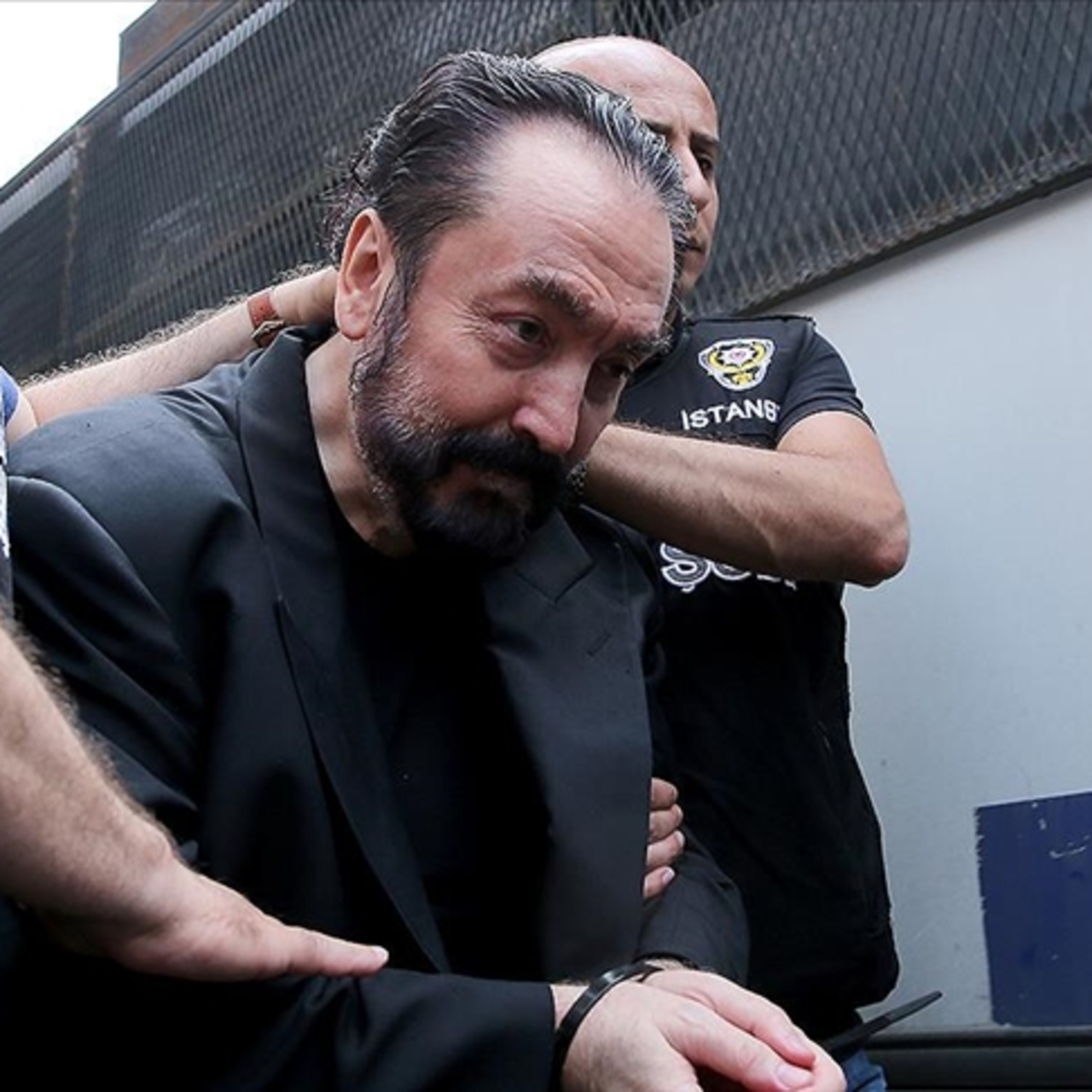 Adnan Oktar’ı öven paylaşımlara soruşturma