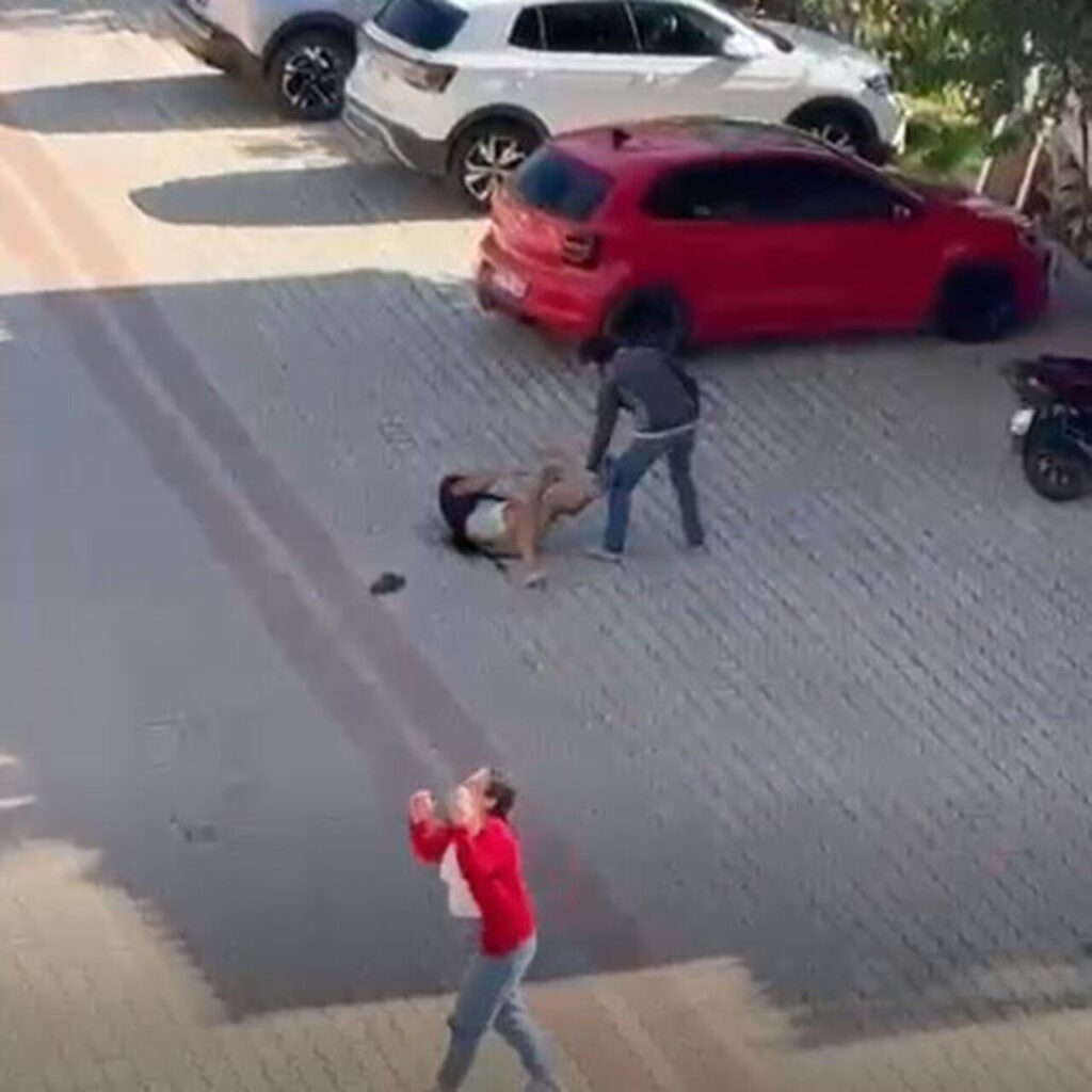 Annesiyle gönül ilişkisi olan adamı 22 bıçak darbesiyle öldürdü