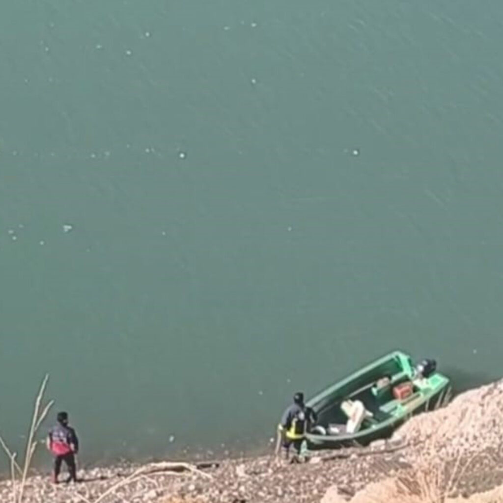 Araç göle uçtu! 3 kişi aranıyor!