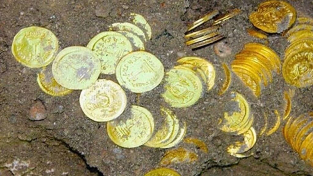 Bahçesinde dev altın hazinesi buldu