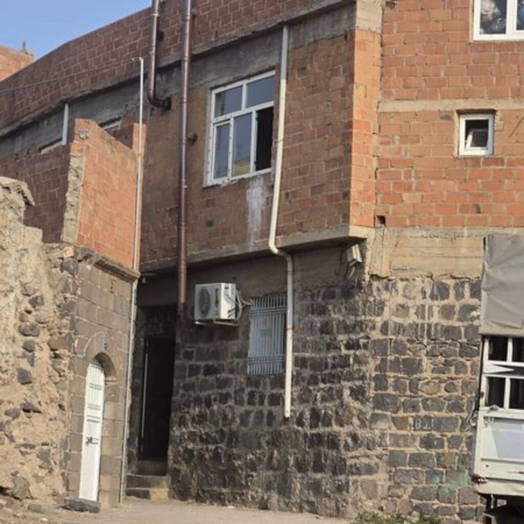 Başından vurulup öldü! Gözaltılar var… Evde silahlı çatışma!