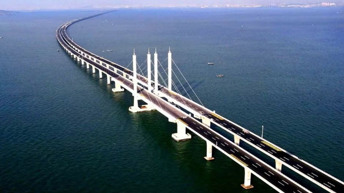 Bir ucundan diğer ucuna 2 saat sürüyor: Dünyanın en uzun köprüsü, yolu yarılıyor