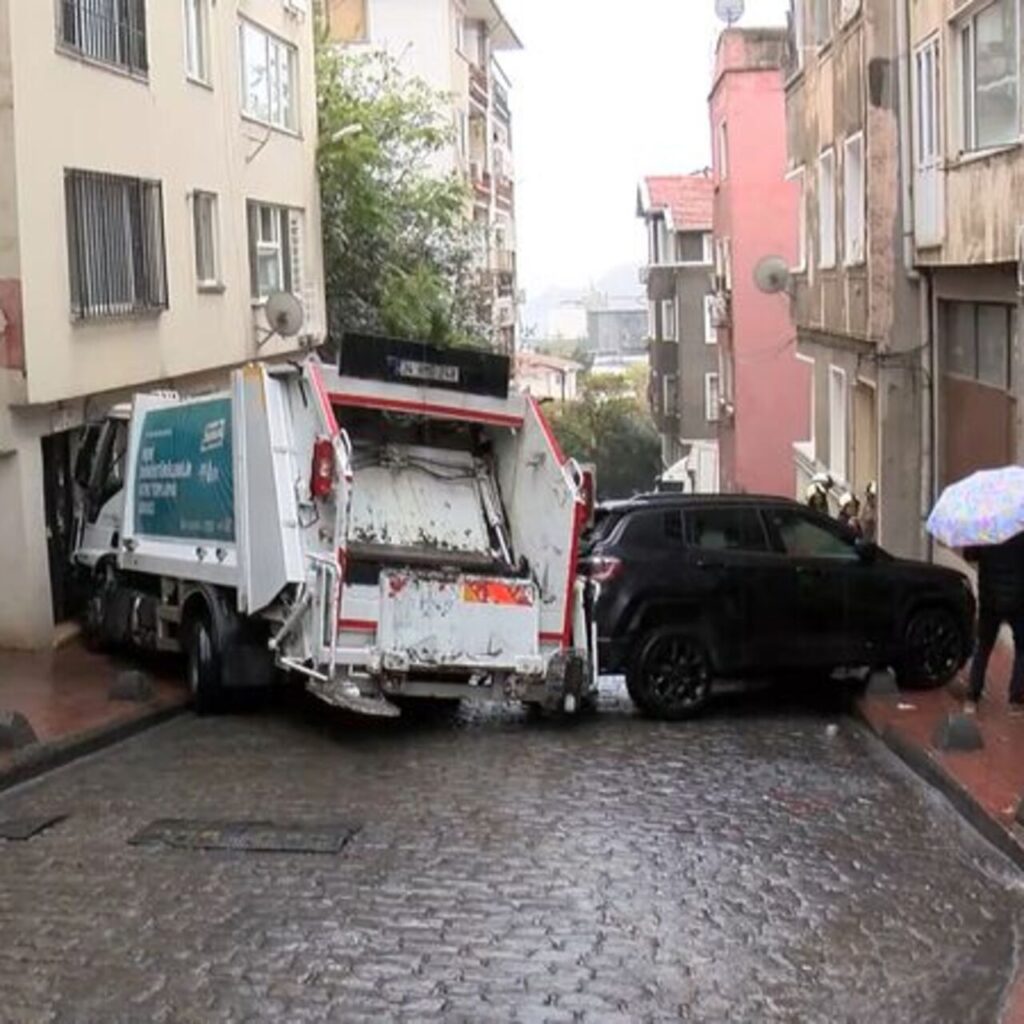 Çöp kamyonu dehşeti! 5 araç ve eve çarptı