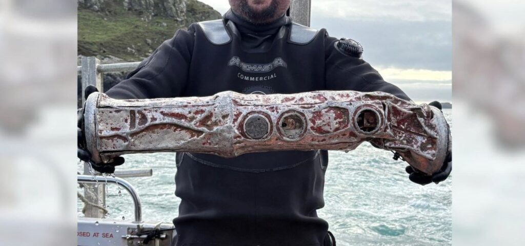 Dalgıçlar buldu, dokunmayın uyarısı yapıldı: Çevresindeki her şeyi kaydediyormuş