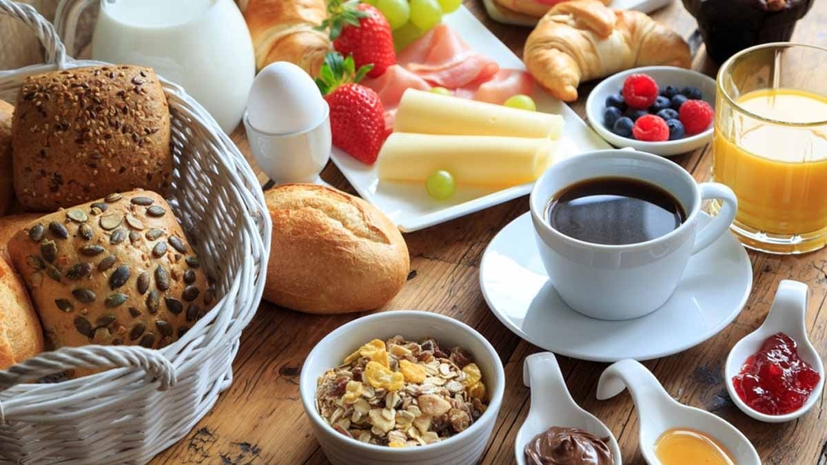 Haftada 7 gün aynı kahvaltıyı yapıyor: 89 yaşındaki dehanın uzun yaşam için uyguladığı basit sabah rutini!