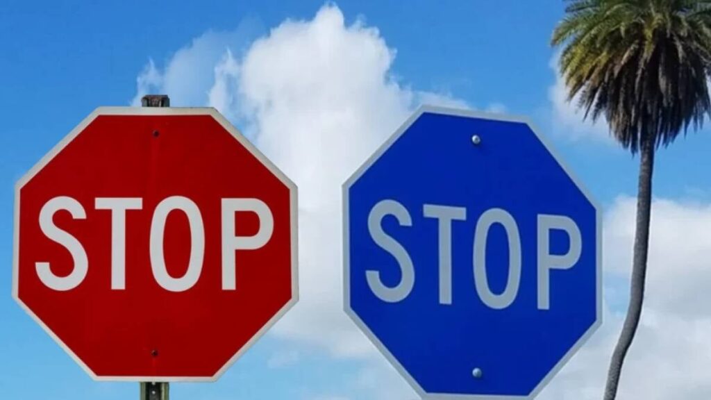 Her yerde kırmızı olan ‘Dur’ işareti levhası bu şehirde mavi: İşte anlamı