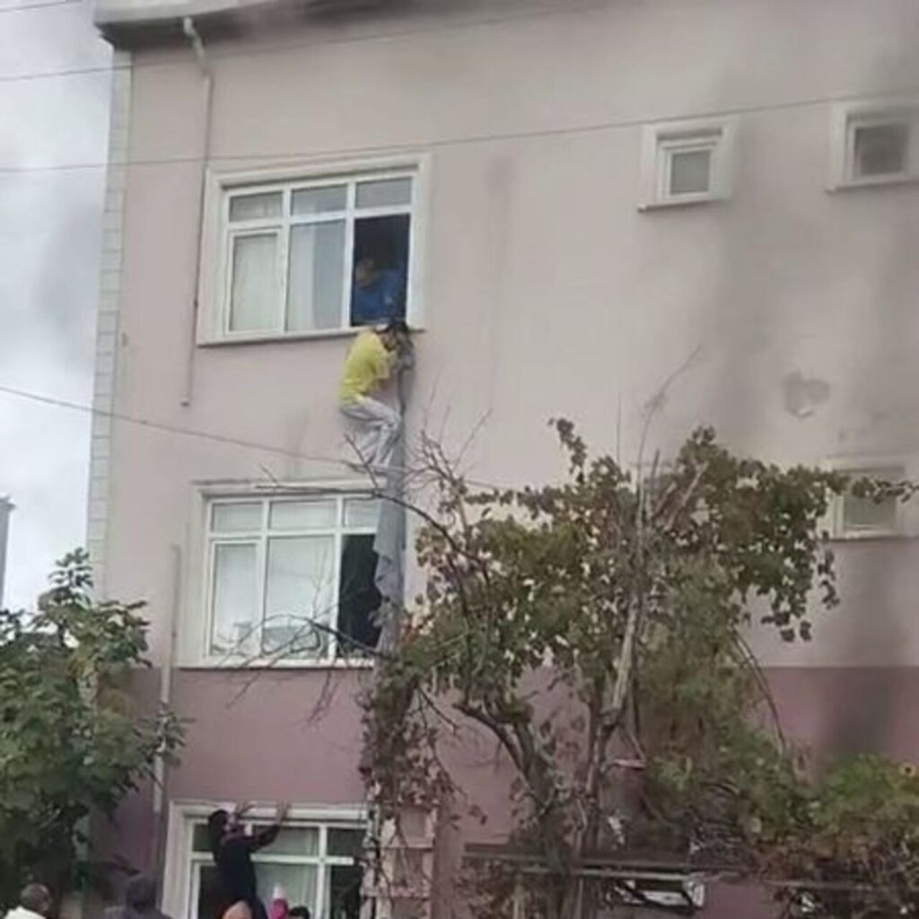 İşçilerin kaldığı binaya kundaklama! Çarşaflarla kurtuldular