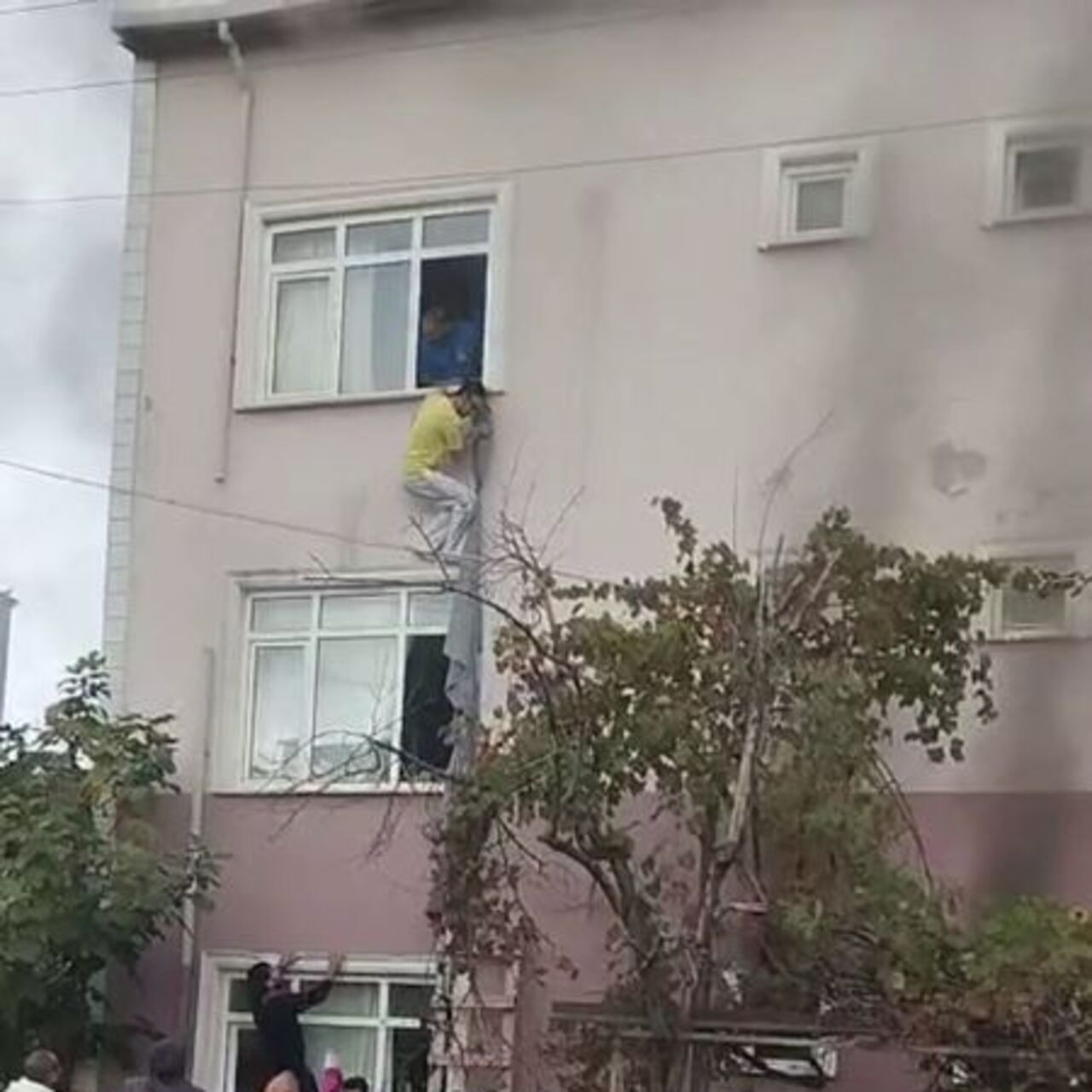 İşçilerin kaldığı binaya kundaklama! Çarşaflarla kurtuldular