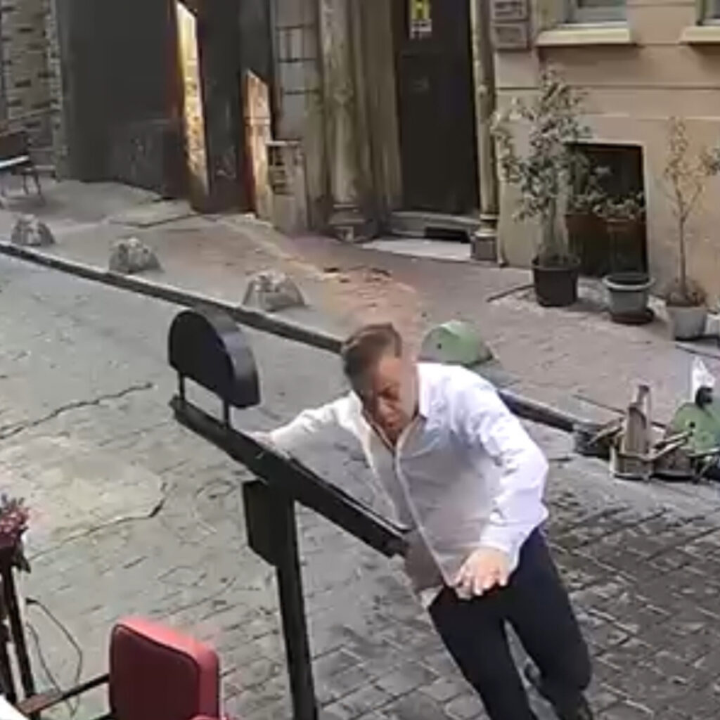 İstiklal’de silahlı saldırı! Yaralılar var!