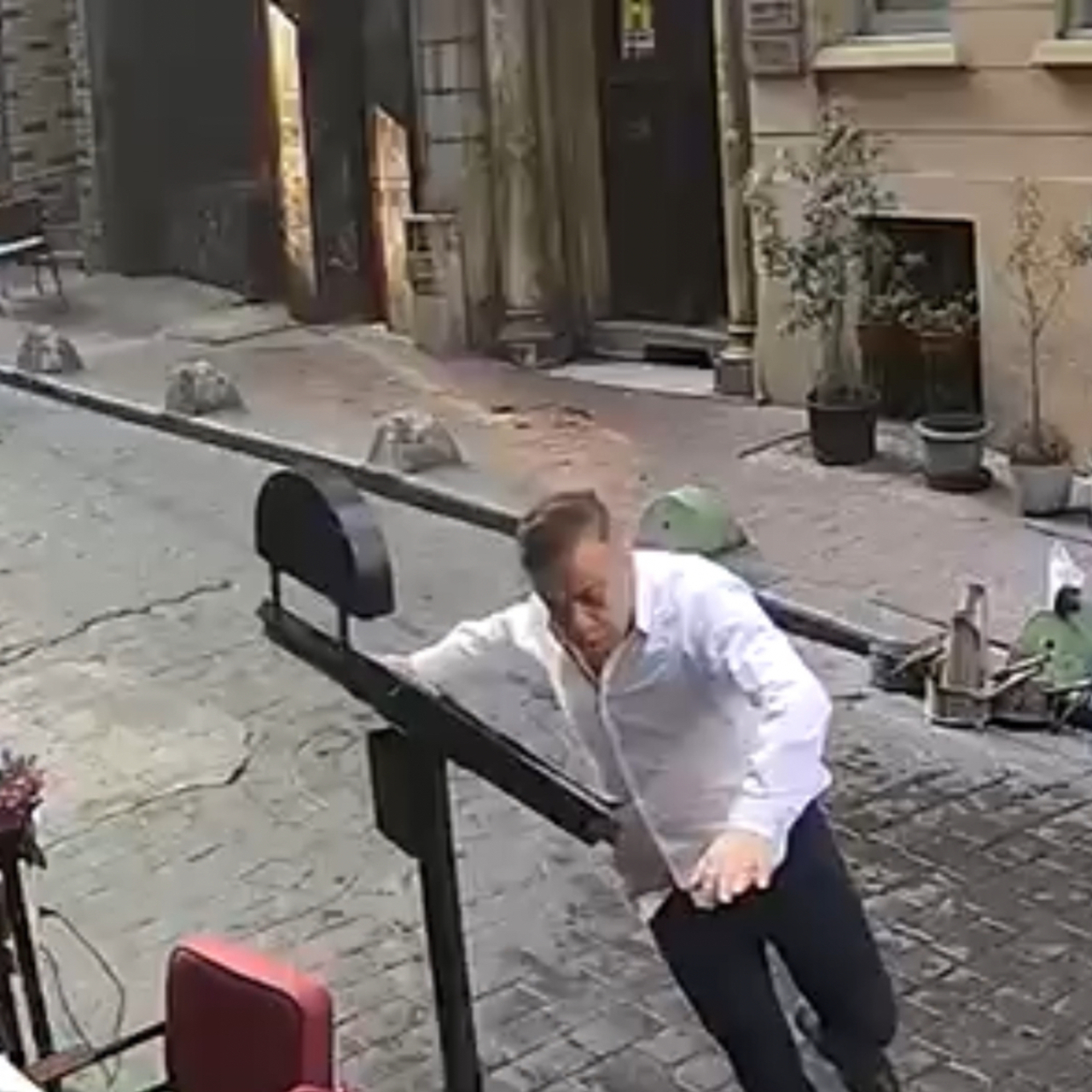 İstiklal’de silahlı saldırı! Yaralılar var!