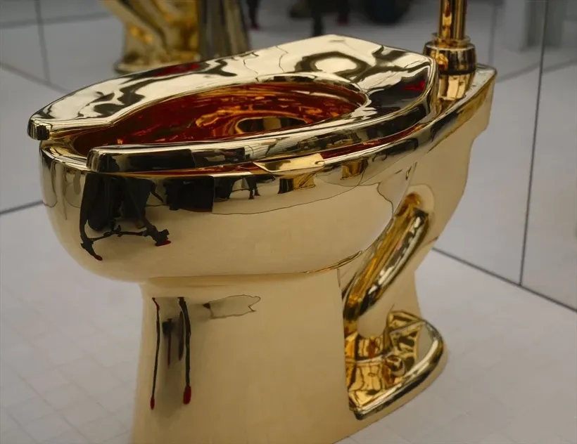 İtalyan sanatçının “America” altın klozeti açık artırmaya çıkıyor