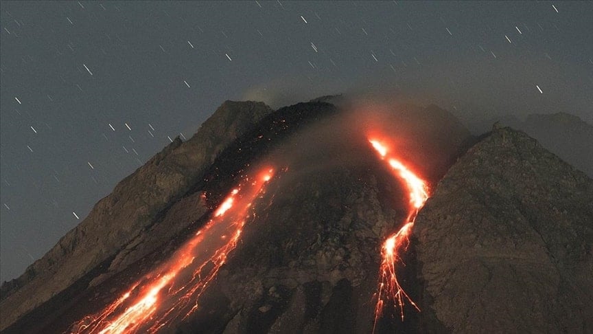 Japonya’nın en aktif yanardağı Sakurajima faaliyete geçti