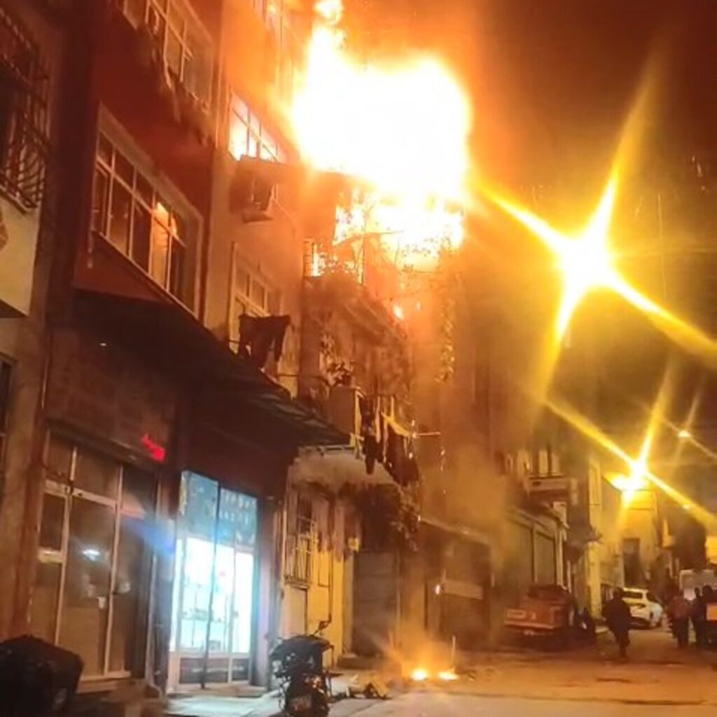 Kız isteme töreninde evi yaktı! Havai fişek savunması!