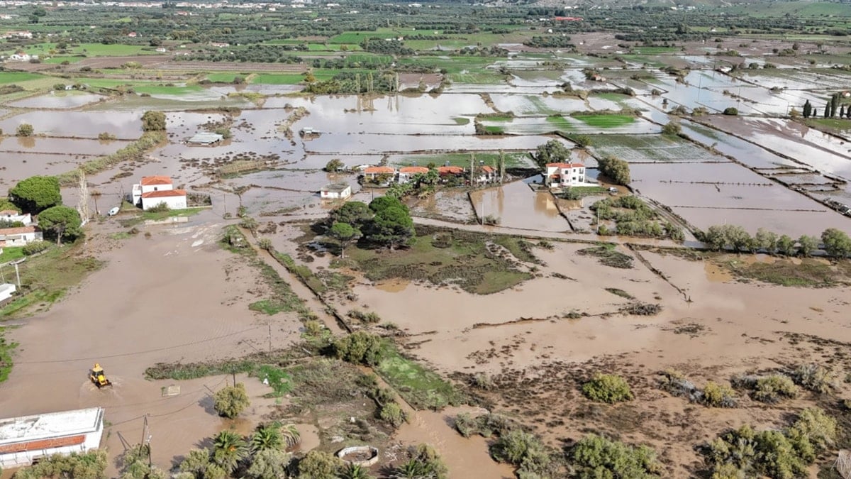 Komşu sular altında, bazı kentlerde acil durum ilan edildi
