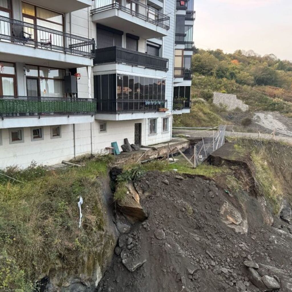 Korkutan heyelan! 70 kişi tahliye oldu