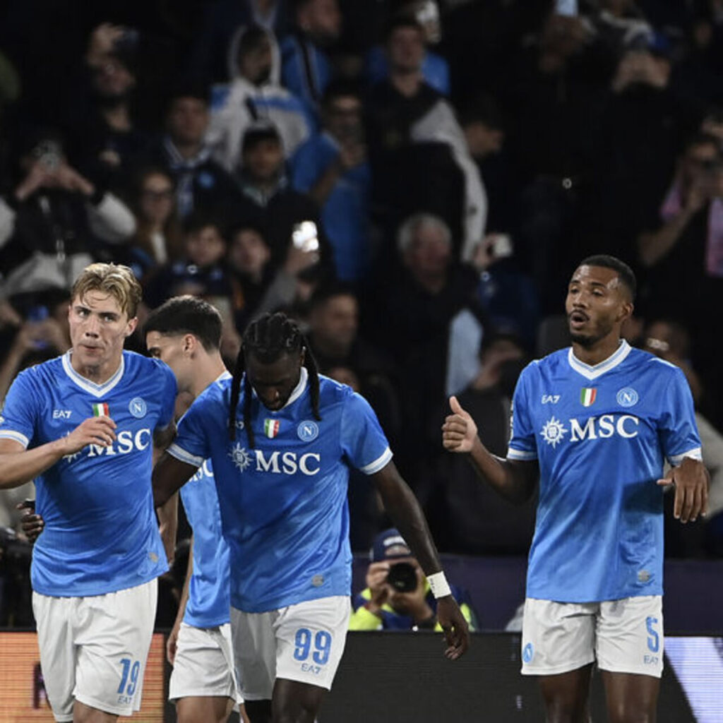 Napoli ilk yarıda fişi çekti!