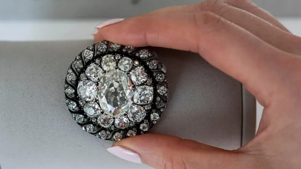 Napolyon’un kaybettiği elmas broş rekor fiyata satıldı