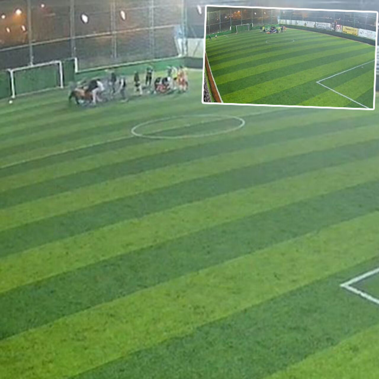 Olay anı kameraya yansıdı… Halı sahada bir anda nefessiz kaldı!