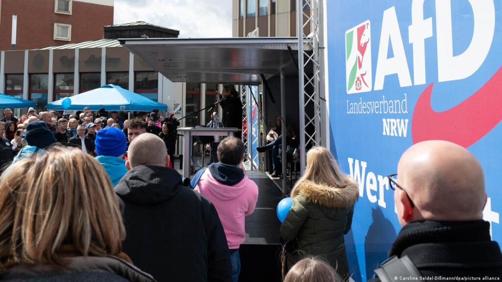 Almanyada AfD iş dünyası ilişkisi üzerine yapılan tartışmalar sırasında şirket temsilcilerinin toplantı görüntüsü