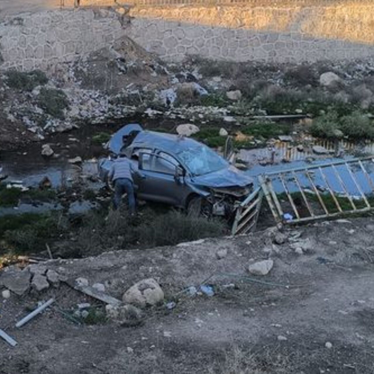 Otomobil köprüden kanala düştü: 1’i ağır 3 yaralı