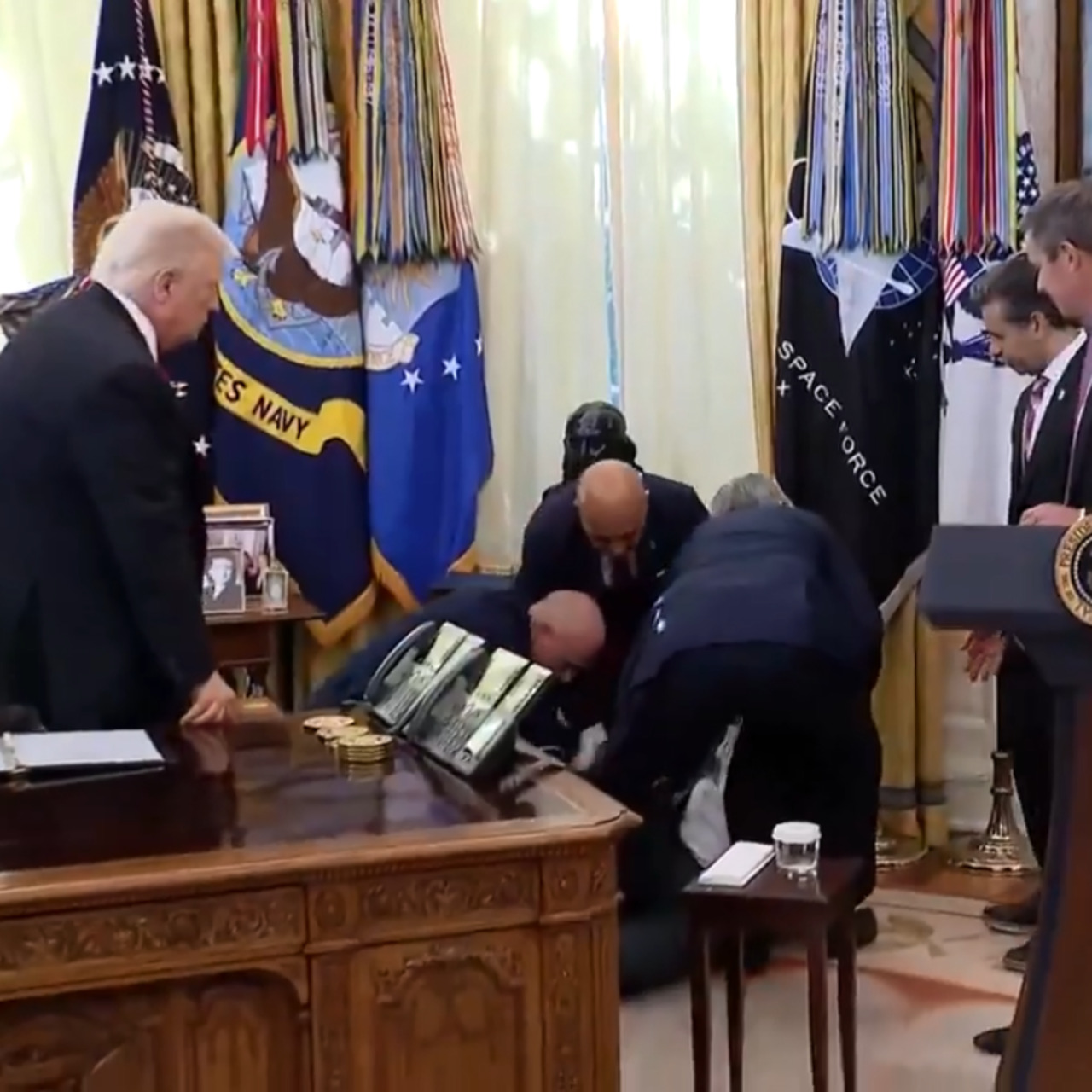 Oval Ofis’te fenalaşıp bayıldı