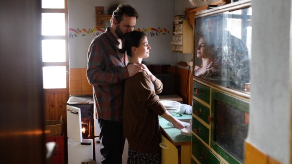 Para içinde yüzen çift tepetaklak oldu: Artık evsiz kaldılar