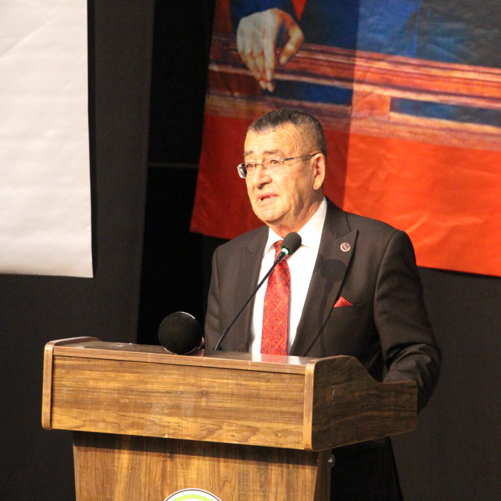 Salon boş kaldı, başkanın sesi titredi