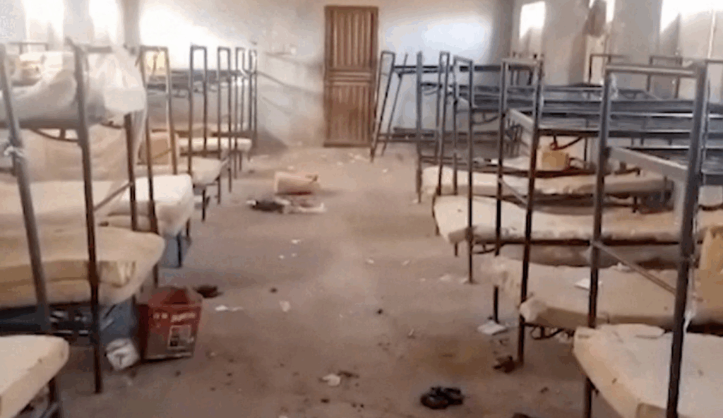 Silahlı çete okulu bastı, 215 çocuğu kaçırdı