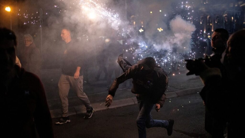 Sırbistan’da halk birbirine girdi: Taş, sopa ve havai fişekler havada uçuştu