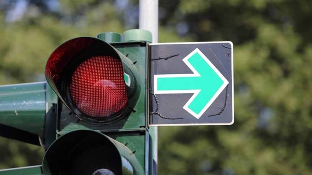 Siyah zemin üzerinde sağa bakan yeşil ok, trafikte pahalı bir hataya dönüşüyor