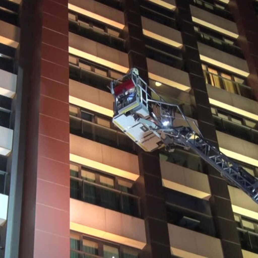 Sultangazi’de otel yangını: 4 kişi dumandan etkilendi