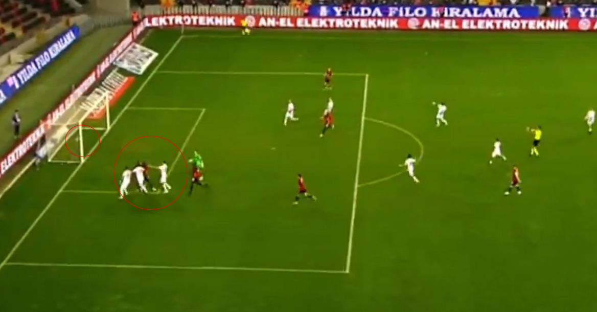 Süper Lig’de ilginç an! Kavgayı ayırmak için kalesinden çıktı, gol yedi