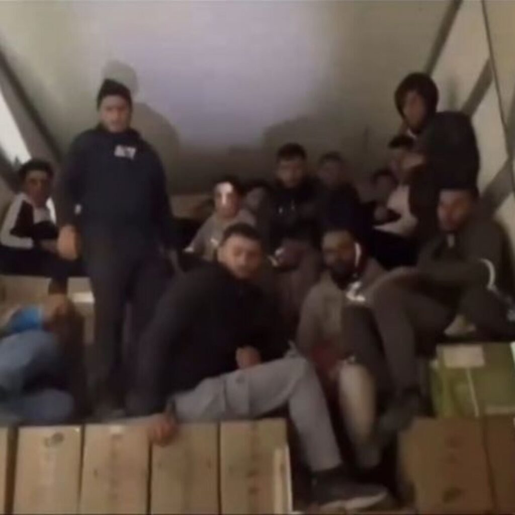 TIR’da 16 kaçak göçmen yakalandı: 2 tutuklama