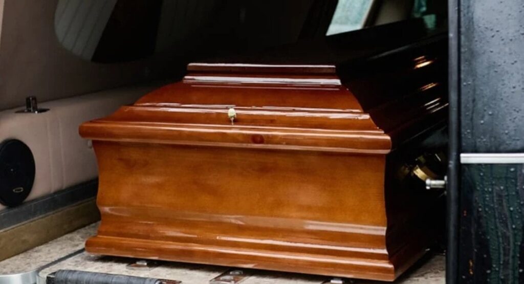 Tabuttan gelen sesler cenaze törenini yarıda bıraktı: İyi haber geldi