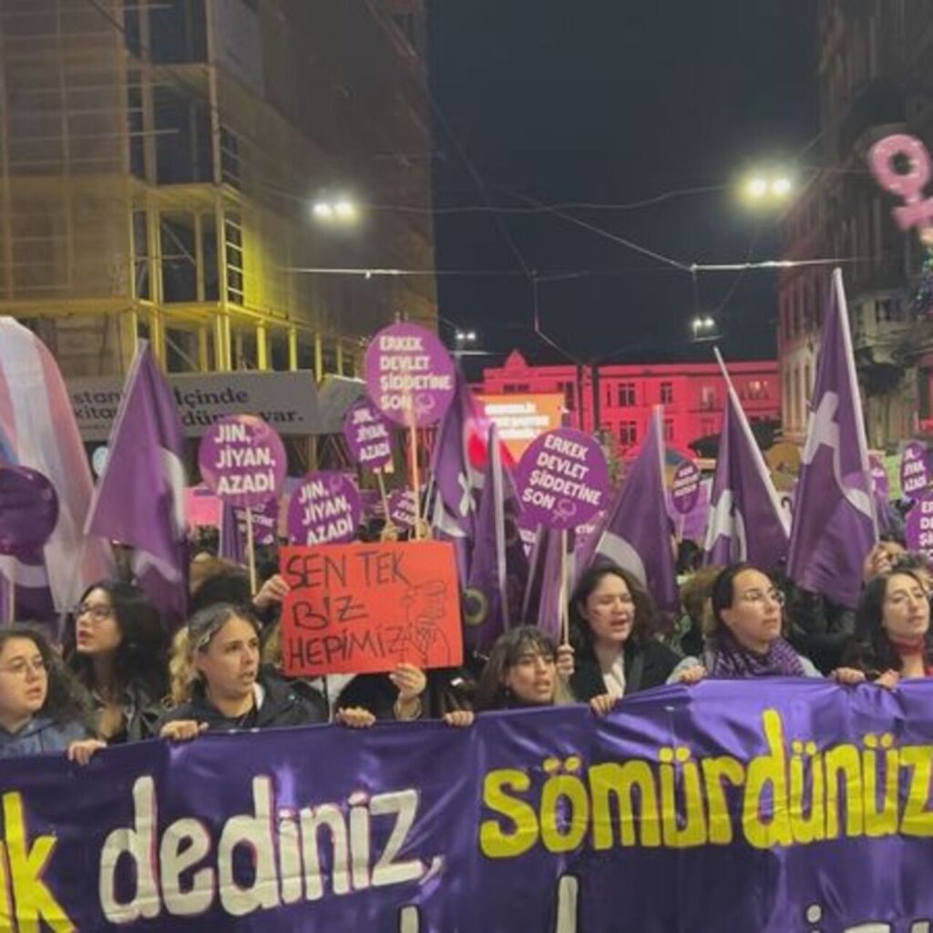 Taksim’de kadına şiddete karşı yürüyüş
